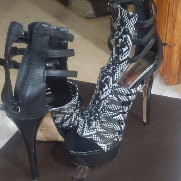 Strappy high heel platform sandals.. - Picture 3 of 3